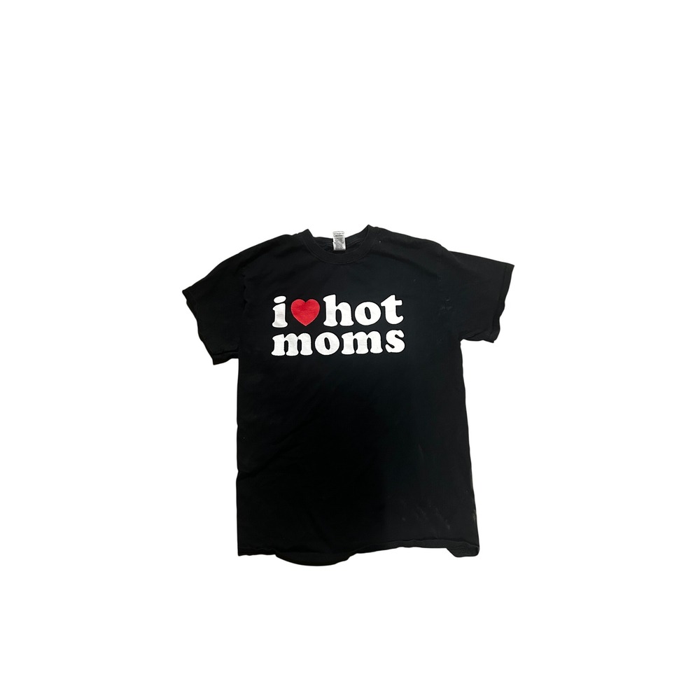 Gildan I Heart Hot Moms Graphic T-Shirt Black Short Sleeve Size M Humor Slogan